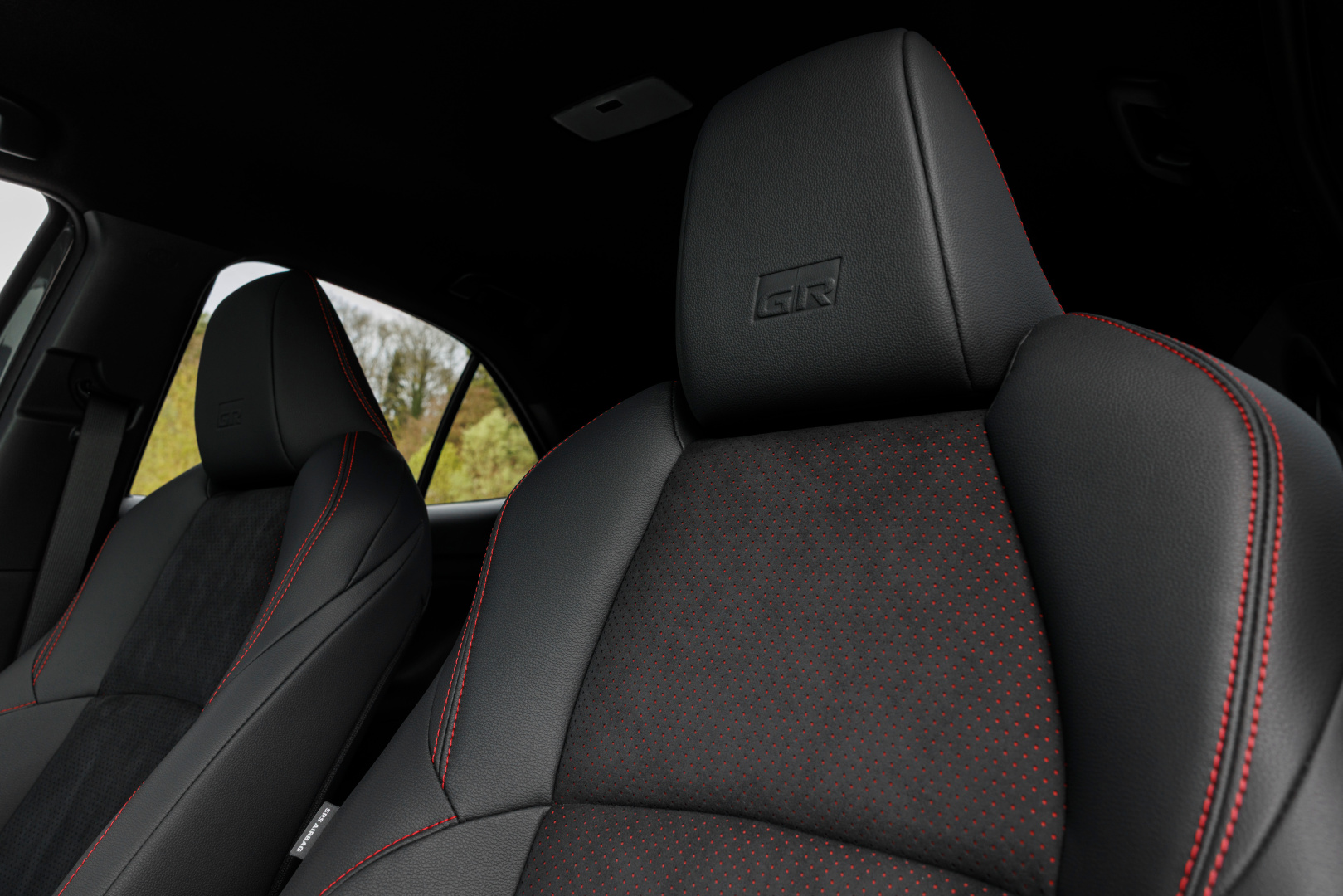 SMALL_2026_yariscross_stormgrey_interior_03